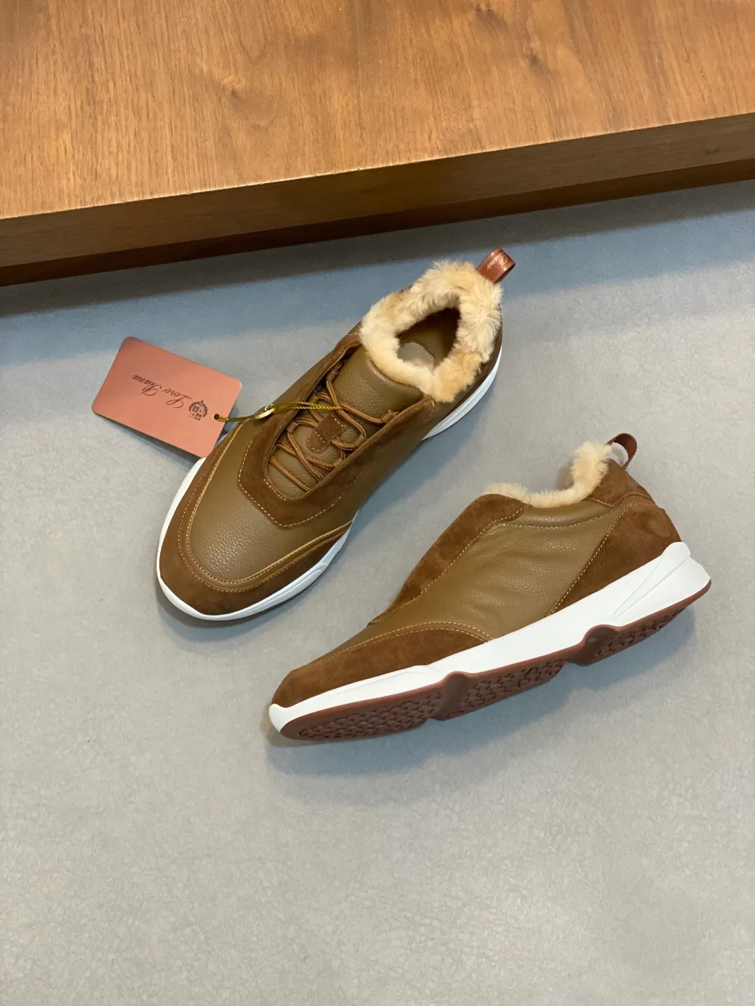 Men's shoes 💰840 Winter LoroPiana WeekendWalk men's wool warm sneakers! Specially designed wool warm shoes for men! This WeekEndWalkEvo casual shoe reinterprets the WeekEnd casual shoe with a design that combines the characteristics of running shoes and walking shoes. An improved version of the classic shoe style in the autumn/winter series, the shoe body is made of fleece cotton blend with a slight elasticity to ensure that the upper part of the shoe is covered and fitted. The narrow silhouette in the middle and the warmth of the integrated fur lining make the shoes comfortable and practical to wear. The shoe details, combined with the lightweight rubber sole with ridged edges, add a sporty feel to the shoe. Kummel rubber sole with stitching and ultra-light technical material sole: This design structure helps distribute weight properly and improve shock absorption. Raised edges on the sole ensure traction and stability during walking. Body: 97% cotton, 3% spandex lining. Wool sole rubber! Size: 39/40/41/42/43/44 (45.46 customized) standard leather shoe size original box package